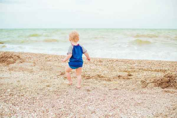 Denizde oynayan bebek. Mutlu çocuk yaz sahilde hayat sahiptir