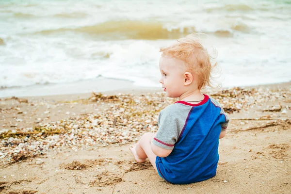 Bambino Che Gioca Mare Felice Ragazzo Gode Vita Sulla Spiaggia — Foto Stock