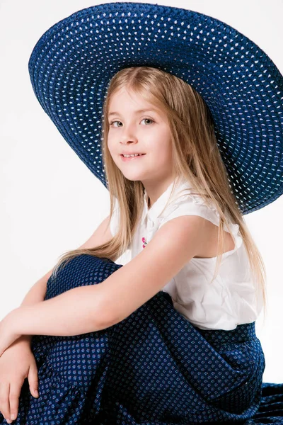 Όμορφο Μοντέρνο Μικρό Κορίτσι Ξανθά Μαλλιά Ένα Καπέλο Ευρύ Γείσο — Φωτογραφία Αρχείου