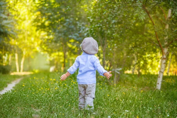 Kleine Jongen Met Blond Haar Een Shirt Van Het Glb — Stockfoto