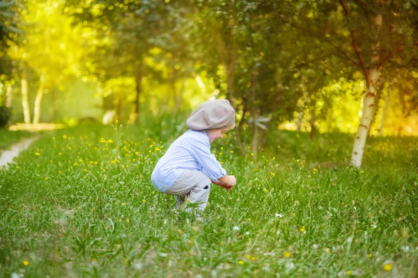 Kleine Jongen Met Blond Haar Een Shirt Van Het Glb — Stockfoto