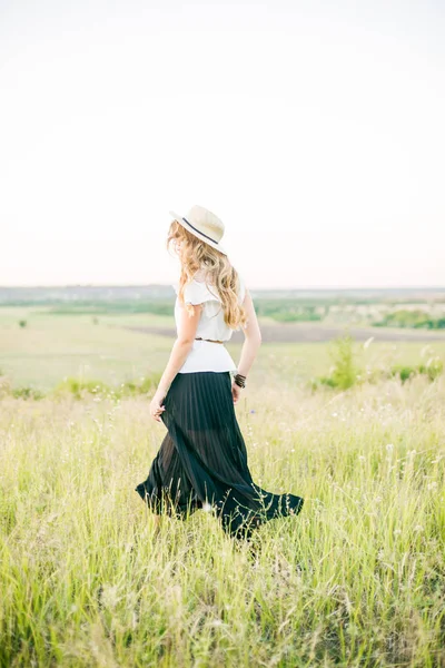 Belle Jeune Fille Aux Cheveux Longs Blonds Été Dans Champ — Photo