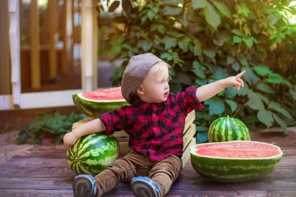 Niño Pequeño Con Pelo Rubio Una Gorra Una Camisa Roja —  Fotos de Stock