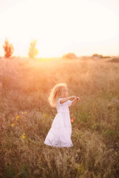 Adorable Niña Feliz Con Pelo Rubio Rizado Con Vestido Blanco —  Fotos de Stock