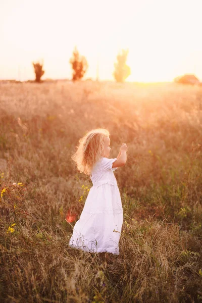 Adorável Menina Feliz Com Cabelo Louro Encaracolado Vestindo Vestido Branco — Fotografia de Stock