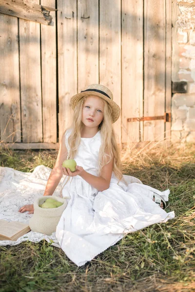 Mooie Blonde Meisje Witte Jurk Stro Hoeden Met Appels Het — Stockfoto