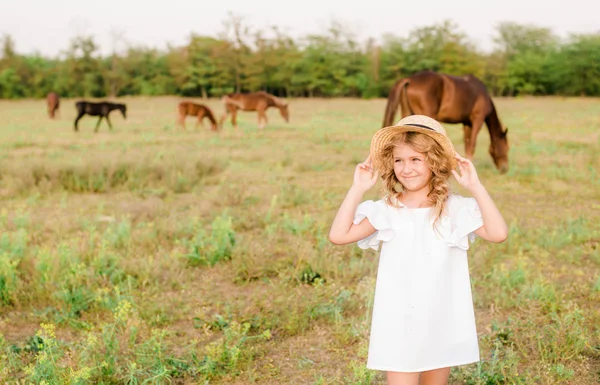 Una Bella Bambina Con Capelli Ricci Leggeri Vestito Bianco Campo — Foto Stock