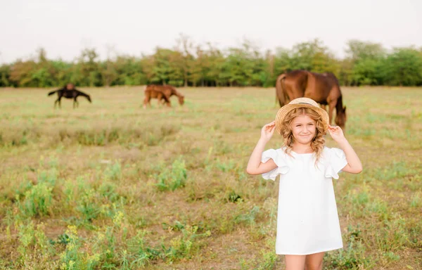 Una Niña Bonita Con Pelo Rizado Claro Vestido Blanco Campo —  Fotos de Stock