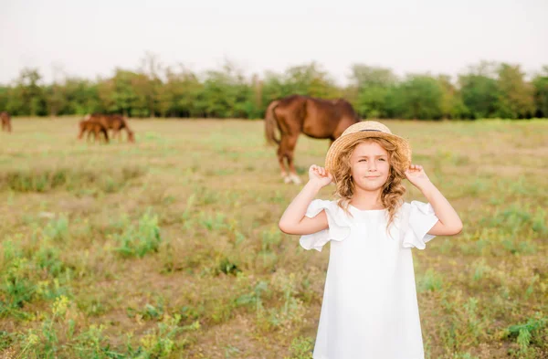 Una Niña Bonita Con Pelo Rizado Claro Vestido Blanco Campo —  Fotos de Stock