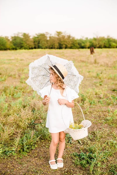 Una Niña Bonita Con Pelo Rizado Claro Vestido Blanco Campo —  Fotos de Stock