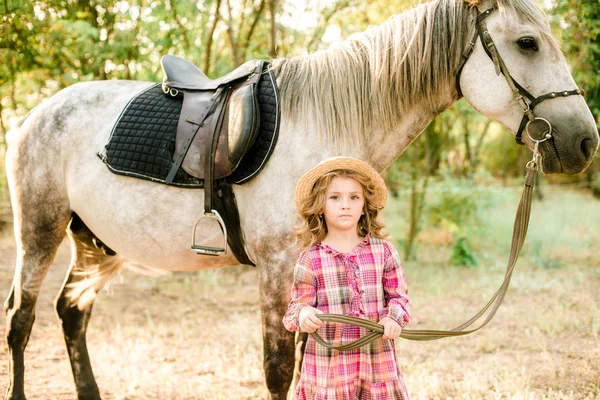 Una Niña Bonita Con Pelo Rizado Claro Vestido Cuadros Vintage —  Fotos de Stock