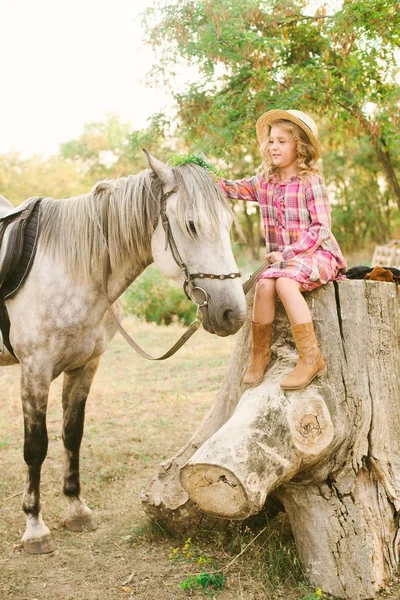 Una Bella Bambina Con Capelli Ricci Leggeri Abito Vintage Quadri — Foto Stock