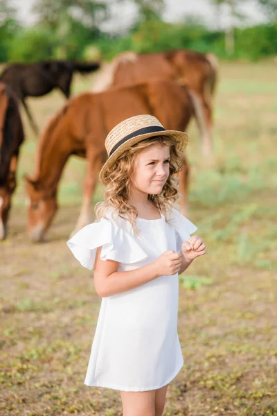 Una Niña Bonita Con Pelo Rizado Claro Vestido Blanco Campo —  Fotos de Stock