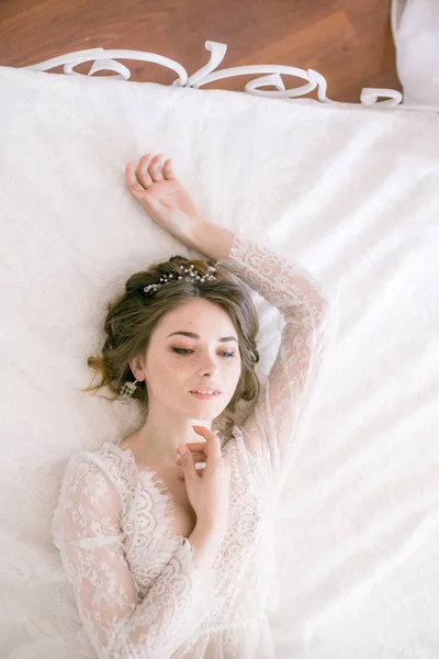 美丽的新娘肖像 新娘的早晨 婚礼的早晨 有锥形和金发的新娘 脆弱的新娘白色花边睡衣 — 图库照片