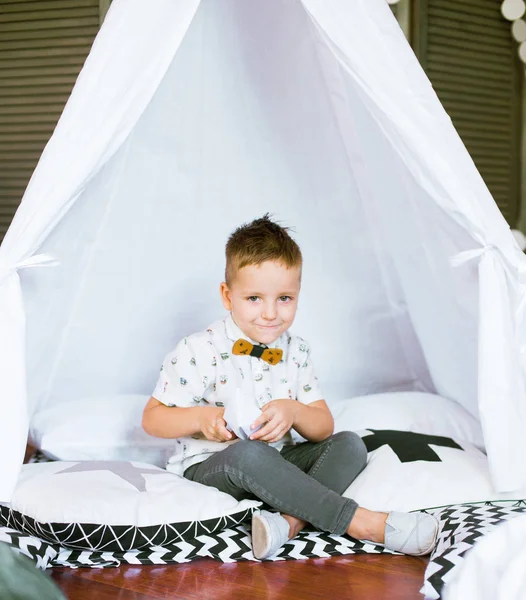 Ładny Mały Chłopiec Bawi Się Papieru Łodzie Domu Namiot Dla — Zdjęcie stockowe