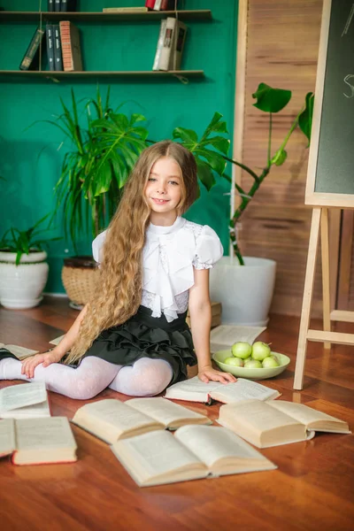 Une Douce Écolière Classes Juniors Aux Longs Cheveux Blonds Avec — Photo