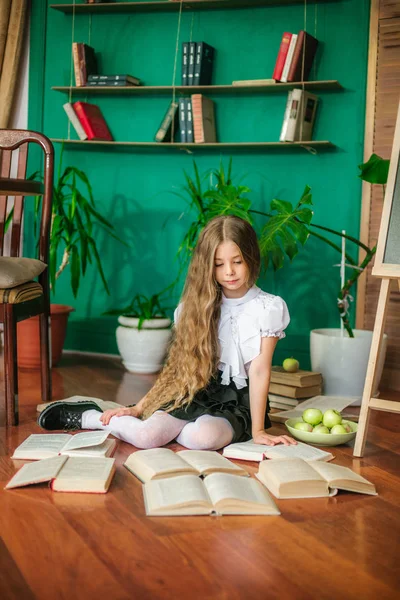 Sladká Školačka Juniorů Tříd Dlouhé Blond Vlasy Knihami Školní Rada — Stock fotografie