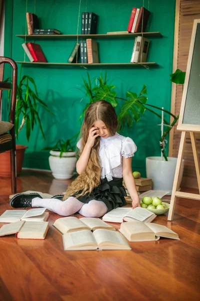 Sladká Školačka Juniorů Tříd Dlouhé Blond Vlasy Knihami Školní Rada — Stock fotografie