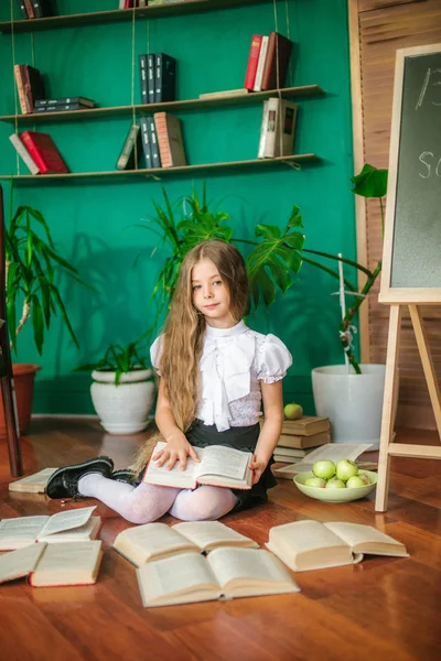 Egy Édes Iskolás Junior Osztályban Hosszú Szőke Hajjal Könyvek Egy — Stock Fotó