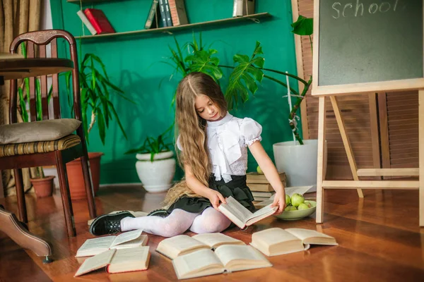 Uma Doce Colegial Turmas Júnior Com Longos Cabelos Loiros Com — Fotografia de Stock