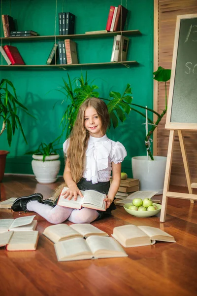 Söt Skolflicka Junior Klasser Med Långa Blonda Hår Med Böcker — Stockfoto