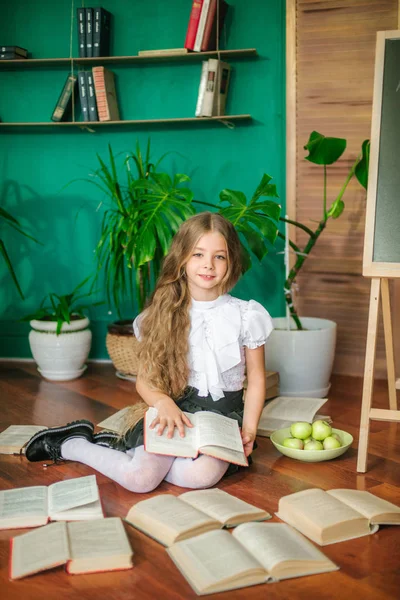 Uma Doce Colegial Turmas Júnior Com Longos Cabelos Loiros Com — Fotografia de Stock