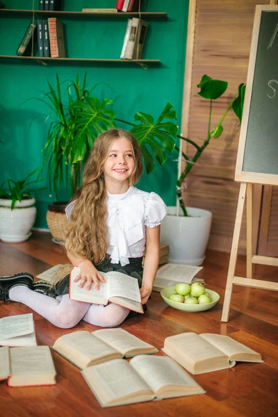 Söt Skolflicka Junior Klasser Med Långa Blonda Hår Med Böcker — Stockfoto