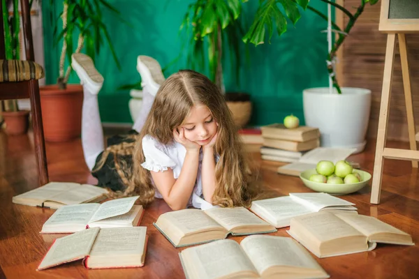 Tatlı Bir Kız Öğrenci Kitap Okul Yönetimi Elma Ile Uzun — Stok fotoğraf