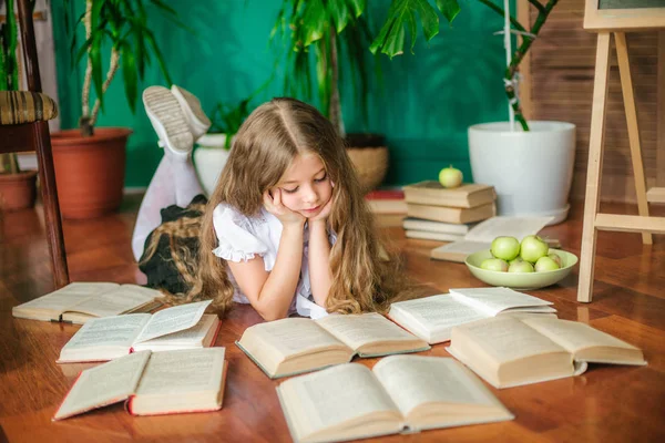 Tatlı Bir Kız Öğrenci Kitap Okul Yönetimi Elma Ile Uzun — Stok fotoğraf