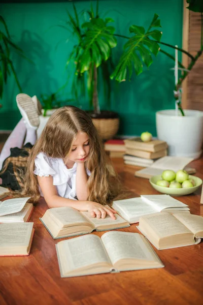 Tatlı Bir Kız Öğrenci Kitap Okul Yönetimi Elma Ile Uzun — Stok fotoğraf