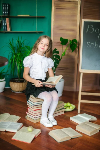 Söt Skolflicka Junior Klasser Med Långa Blonda Hår Med Böcker — Stockfoto