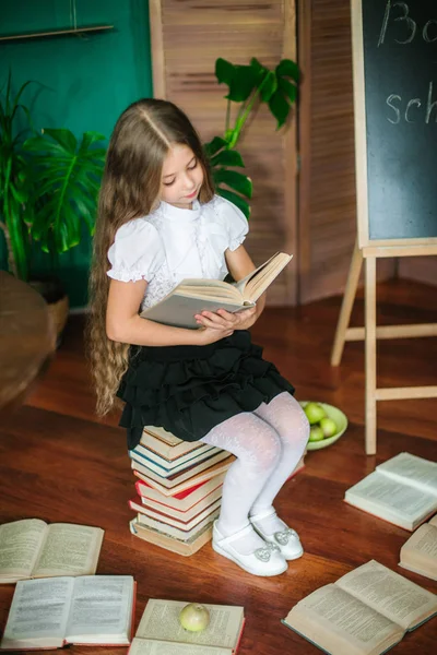 Tatlı Bir Kız Öğrenci Kitap Okul Yönetimi Elma Ile Uzun — Stok fotoğraf