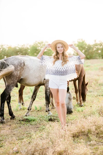 Una Hermosa Joven Con Pelo Rizado Claro Sombrero Paja Cerca —  Fotos de Stock