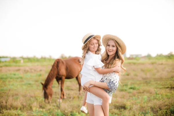 Een Mooi Jong Meisje Met Licht Krullend Haar Een Stro — Stockfoto