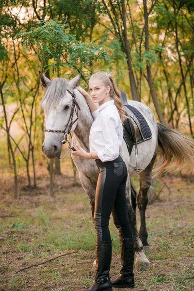 Hermosa Joven Con Pelo Claro Competencia Uniforme Abraza Caballo Retrato —  Fotos de Stock