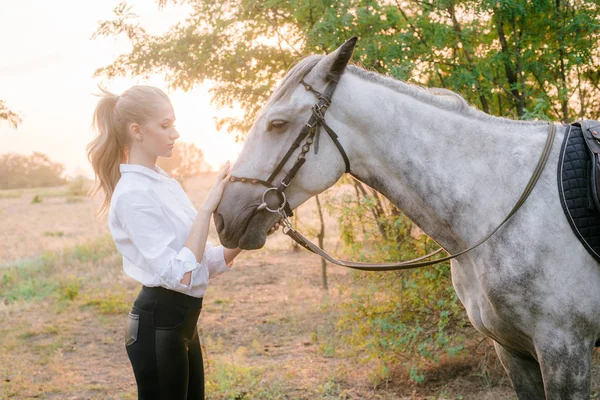 Bella Ragazza Con Capelli Chiari Concorso Uniforme Abbraccia Suo Cavallo — Foto Stock