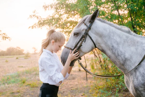 Piękna Młoda Dziewczyna Jasne Włosy Konkurencji Jednolitego Przytula Jej Koń — Zdjęcie stockowe
