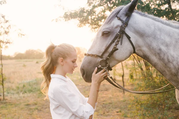Krásná Mladá Dívka Světle Vlasy Jednotné Konkurence Objetí Svého Koně — Stock fotografie