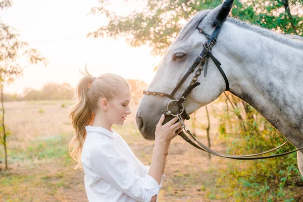 Piękna Młoda Dziewczyna Jasne Włosy Konkurencji Jednolitego Przytula Jej Koń — Zdjęcie stockowe