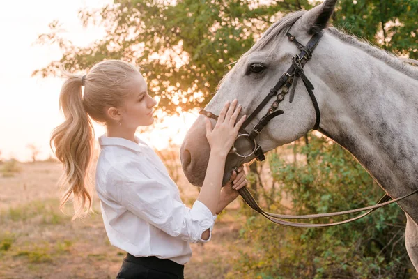 Menina Bonita Com Cabelo Claro Competição Uniforme Abraça Seu Cavalo — Fotografia de Stock