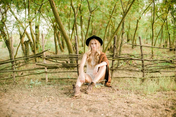 Bella Ragazza Con Capelli Biondi Una Giacca Camoscio Con Frange — Foto Stock