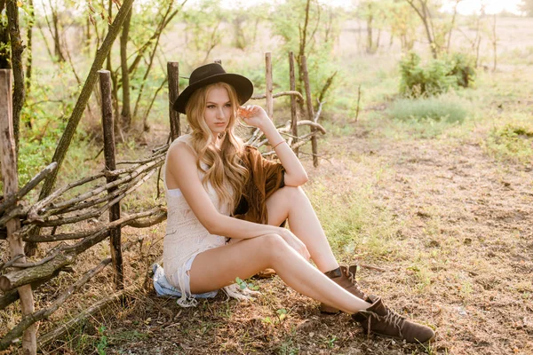 Mooi Jong Meisje Met Blond Haar Een Jasje Van Suede — Stockfoto