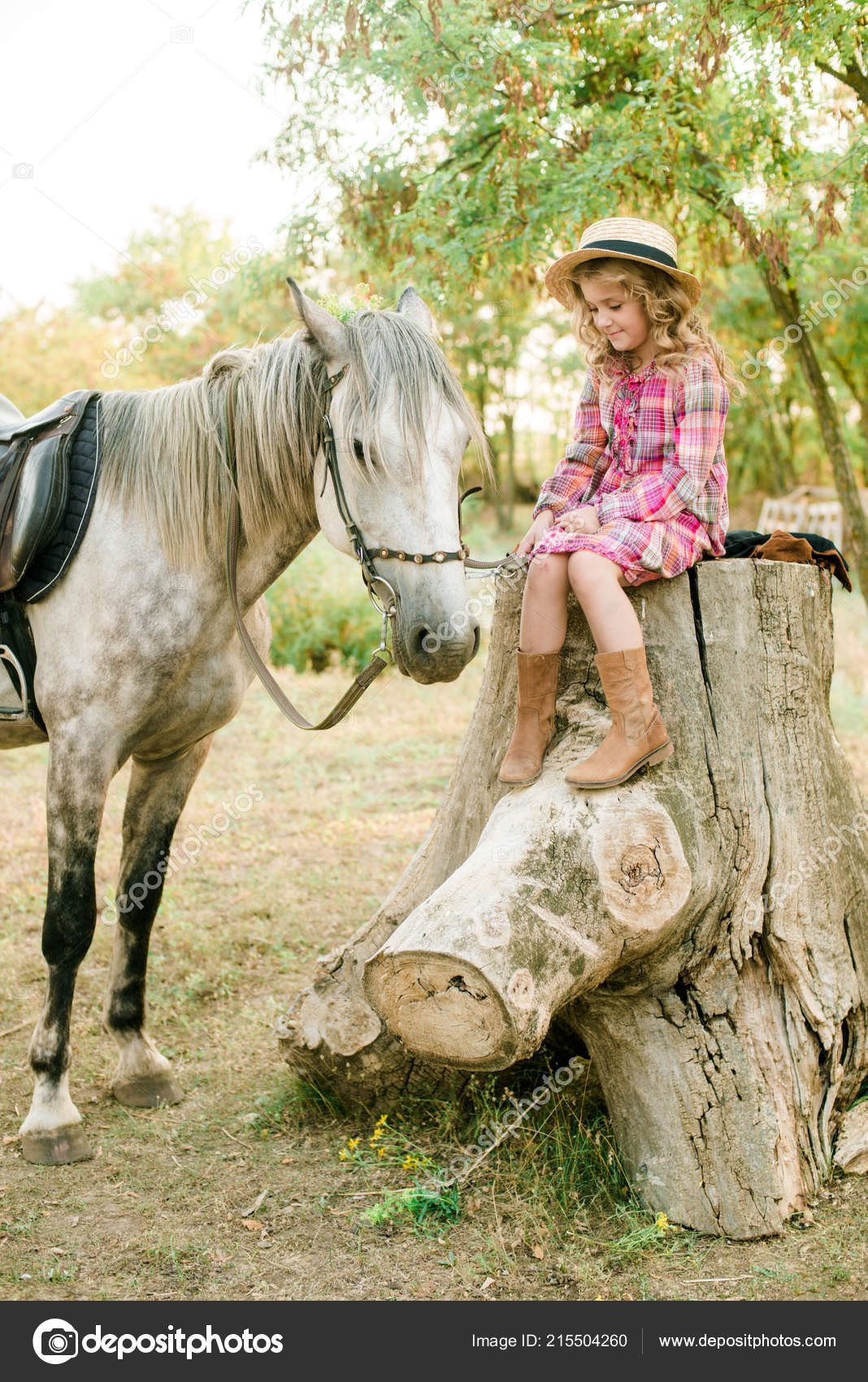 Una Niña Bonita Con Pelo Rizado Claro Vestido Cuadros Vintage