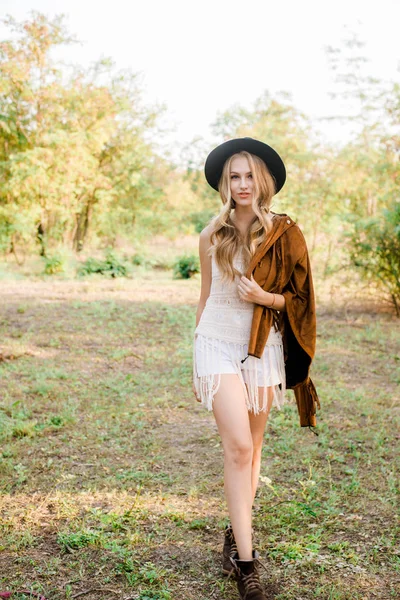 Hermosa Joven Con Pelo Rubio Una Chaqueta Gamuza Con Flecos —  Fotos de Stock