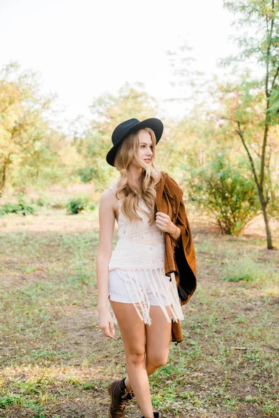 Hermosa Joven Con Pelo Rubio Una Chaqueta Gamuza Con Flecos —  Fotos de Stock