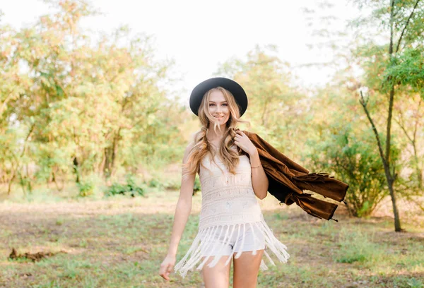 Schönes Junges Mädchen Mit Blonden Haaren Wildlederjacke Mit Fransen Und — Stockfoto