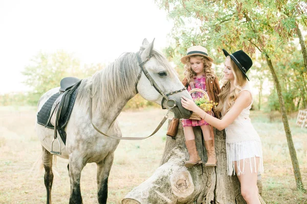 Mooi Jong Meisje Met Blond Haar Een Suède Jasje Met — Stockfoto