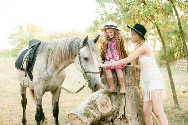 Mooi Jong Meisje Met Blond Haar Een Suède Jasje Met — Stockfoto