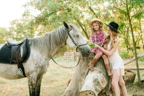 Mooi Jong Meisje Met Blond Haar Een Suède Jasje Met — Stockfoto