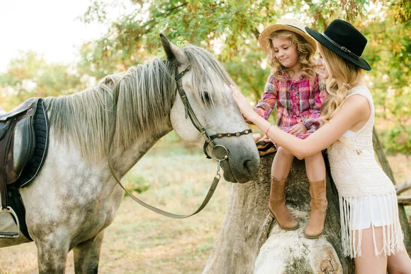 Mooi Jong Meisje Met Blond Haar Een Suède Jasje Met — Stockfoto